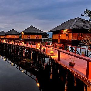 Shwe Inn Tha Floating Resort